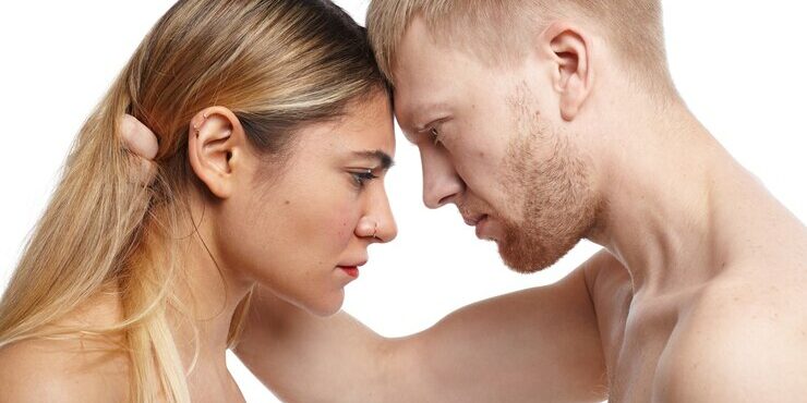 concetto-di-persone-amore-intimita-sesso-e-relazioni-colpo-laterale-di-appassionato-uomo-barbuto-europeo-senza-camicia-che-afferra-i-capelli-della-sua-at