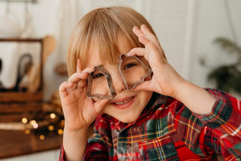 bambino-che-gioca-con-i-biscotti-del-modulo_23-2148738665